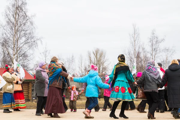 The dance and the fun people at the festival of Shrovetide — Stock Photo, Image