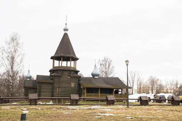 Holzhäuser im russischen Dorf — Stockfoto