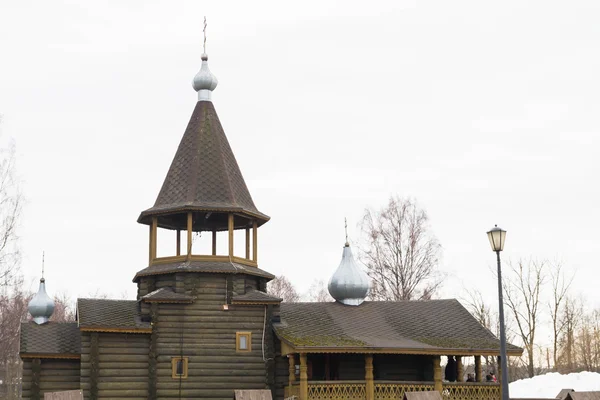 Holzhäuser im russischen Dorf — Stockfoto