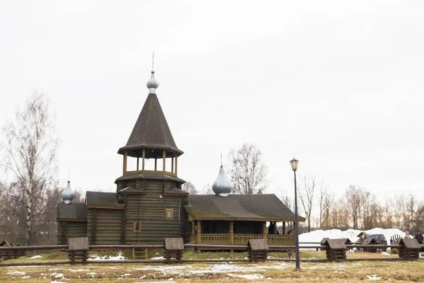 Деревянные здания в русской деревне — стоковое фото