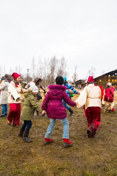 La danse et les gens amusants au festival de Shrovetide — Photo