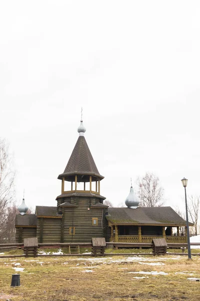 Drewniane budynki w wiosce rosyjski — Zdjęcie stockowe