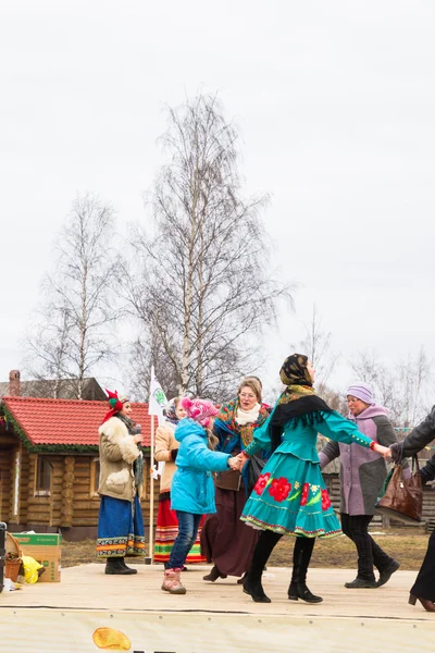 La danse et les gens amusants au festival de Shrovetide — Photo