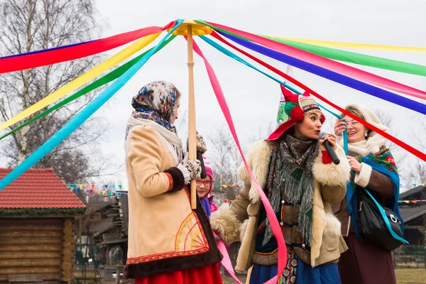 La danza y la gente divertida en el festival de Shrovetide — Foto de Stock