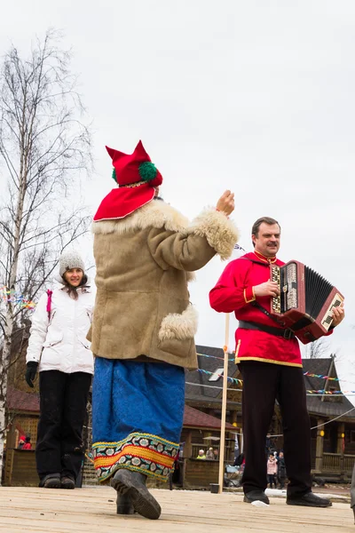 The dance and the fun people at the festival of Shrovetide — Stock Photo, Image