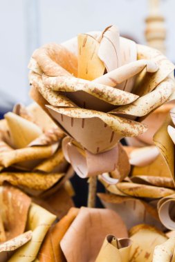 Huş kabuğu çiçek ahşap güller yapılmış