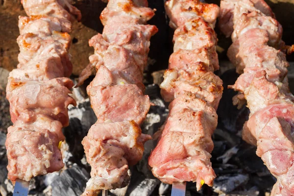 Cocinar carne de cerdo en rodajas en brochetas —  Fotos de Stock