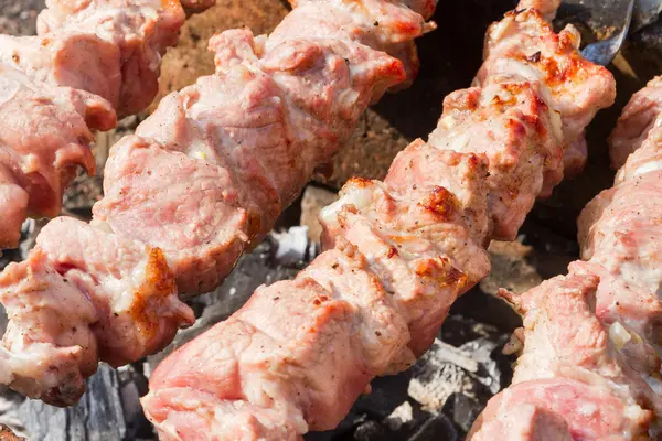 Cozinhar carne de porco fatiada em espetos — Fotografia de Stock