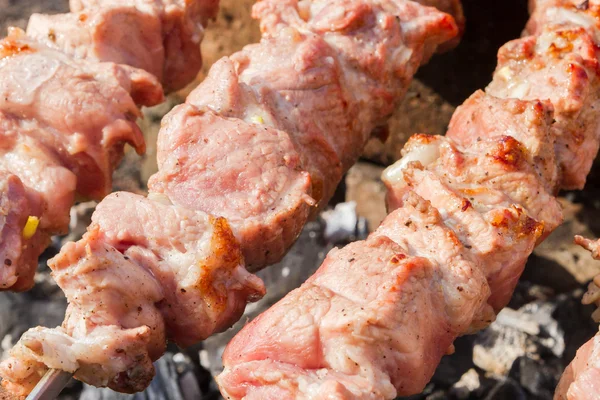 Cozinhar carne de porco fatiada em espetos — Fotografia de Stock