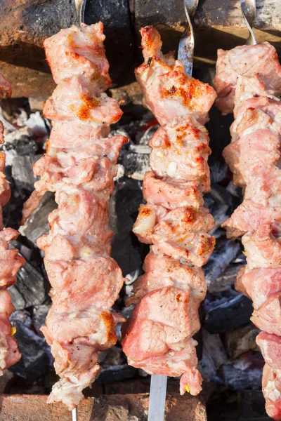 Cocinar carne de cerdo en rodajas en brochetas —  Fotos de Stock