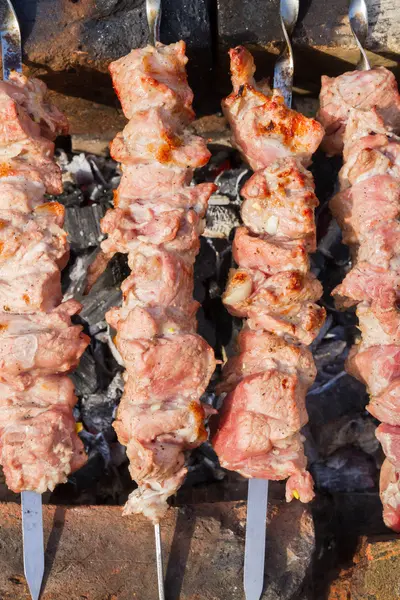 Cocinar carne de cerdo en rodajas en brochetas —  Fotos de Stock