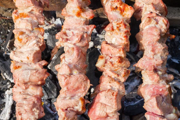 Gotowanie mięsa wieprzowa na szaszłyki — Zdjęcie stockowe