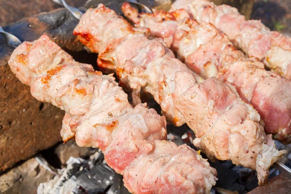 Memasak daging babi irisan pada tusuk sate — Stok Foto