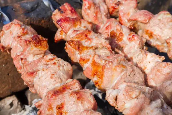 Cucinare carne di maiale affettata su spiedini — Foto Stock