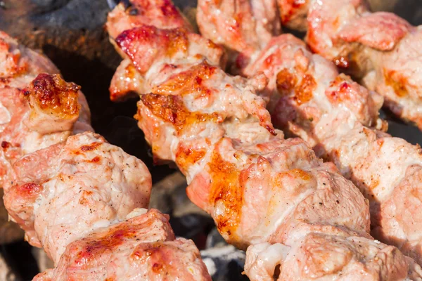 Cozinhar carne de porco fatiada em espetos — Fotografia de Stock