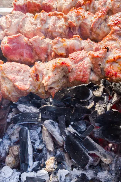 Cocinar carne de cerdo en rodajas en brochetas — Foto de Stock