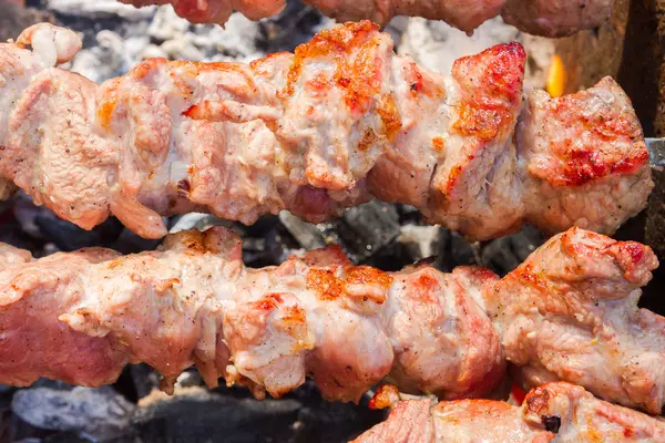 Cocinar carne de cerdo en rodajas en brochetas — Foto de Stock