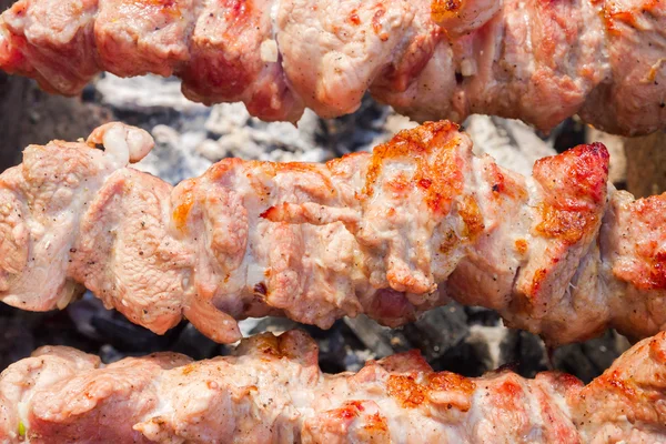 Cucinare carne di maiale affettata su spiedini — Foto Stock