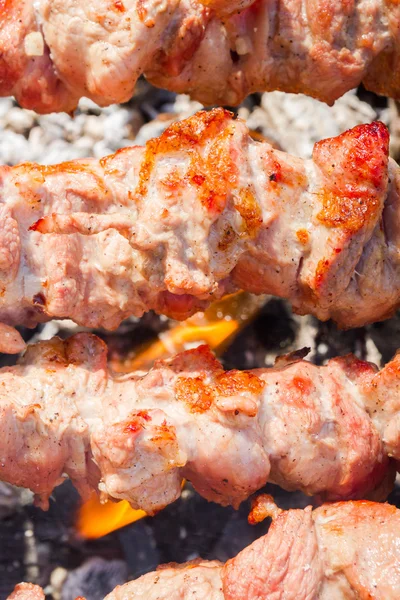 Cozinhar carne de porco fatiada em espetos — Fotografia de Stock