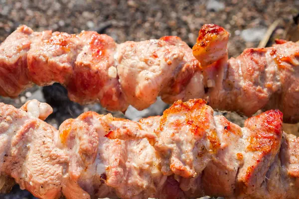 Cozinhar carne de porco fatiada em espetos — Fotografia de Stock