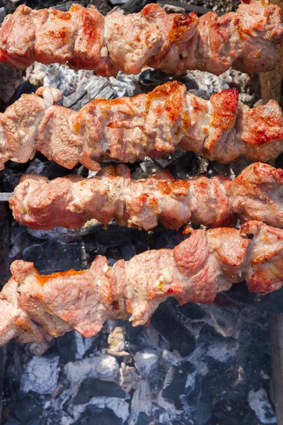 Cocinar carne de cerdo en rodajas en brochetas — Foto de Stock