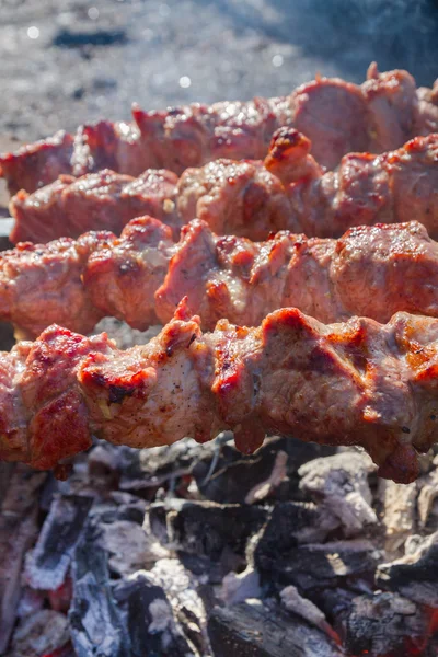 Cucinare carne di maiale affettata su spiedini — Foto Stock