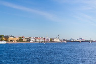 Neva Nehri Sunny Üniversitesi dolgu ile arasında köprü görevi gören 