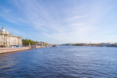 Neva Nehri Sunny Üniversitesi dolgu ile arasında köprü görevi gören 