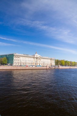 Neva Nehri Sunny Üniversitesi dolgu ile arasında köprü görevi gören 