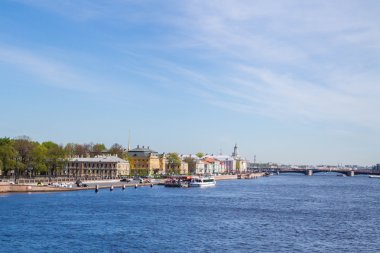 Neva Nehri Sunny Üniversitesi dolgu ile arasında köprü görevi gören 