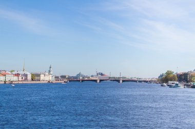 Neva Nehri Sunny Üniversitesi dolgu ile arasında köprü görevi gören 