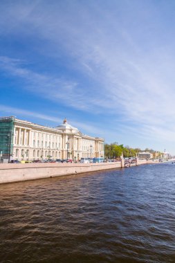 Neva Nehri Sunny Üniversitesi dolgu ile arasında köprü görevi gören 