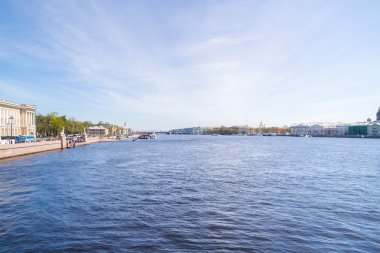 Neva Nehri Sunny Üniversitesi dolgu ile arasında köprü görevi gören 