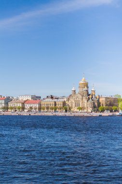 Neva Nehri Sunny Üniversitesi dolgu ile arasında köprü görevi gören 