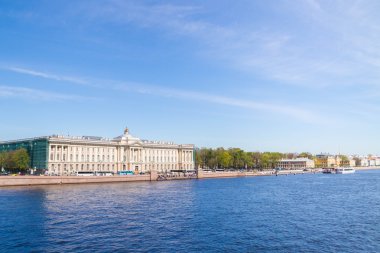 Neva Nehri Sunny Üniversitesi dolgu ile arasında köprü görevi gören 