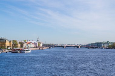 Neva Nehri Sunny Üniversitesi dolgu ile arasında köprü görevi gören 