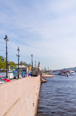 Neva Nehri Sunny Üniversitesi dolgu ile arasında köprü görevi gören 