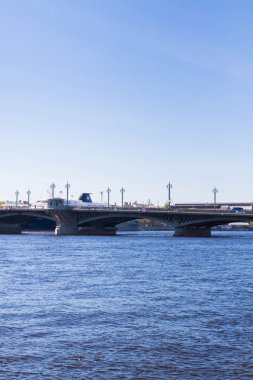 Blagoveshchensky köprü St. Petersb Neva nehri geçip