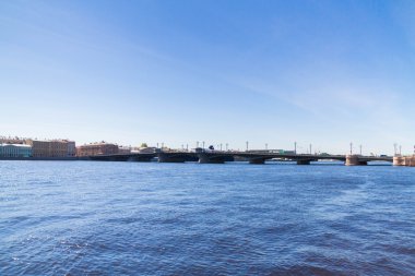 Blagoveshchensky köprü St. Petersb Neva nehri geçip