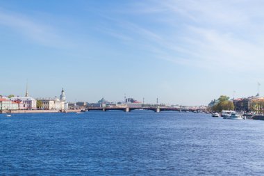 Neva Nehri Sunny Üniversitesi dolgu ile arasında köprü görevi gören 