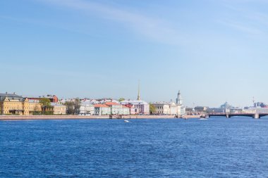 Neva Nehri Sunny Üniversitesi dolgu ile arasında köprü görevi gören 