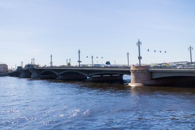 Blagoveshchensky köprü St. Petersb Neva nehri geçip