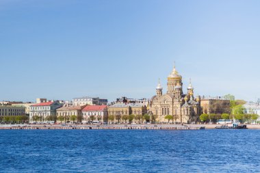 Neva Nehri Sunny Üniversitesi dolgu ile arasında köprü görevi gören 