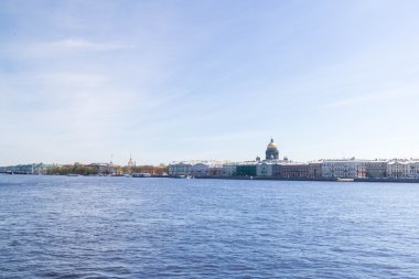 Neva Nehri Sunny Üniversitesi dolgu ile arasında köprü görevi gören 