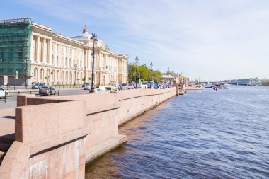 Neva Nehri Sunny Üniversitesi dolgu ile arasında köprü görevi gören 