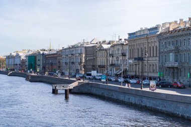 Neva Nehri güneşli günde köprüler ile İngilizce set