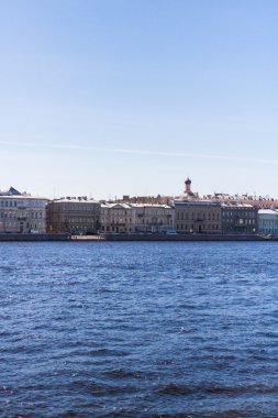 Neva Nehri güneşli günde köprüler ile İngilizce set