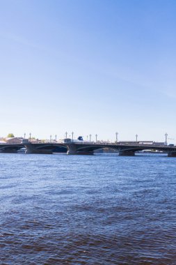 Blagoveshchensky köprü St. Petersb Neva nehri geçip