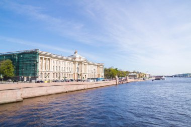 Neva Nehri Sunny Üniversitesi dolgu ile arasında köprü görevi gören 