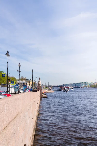 Remblai universitaire avec des ponts sur la rivière Neva à Sunny — Photo